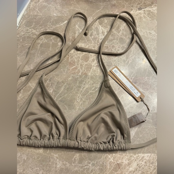 SKIMS SIGNATURE SWIM
TRIANGLE TOP - Picture 3 of 6